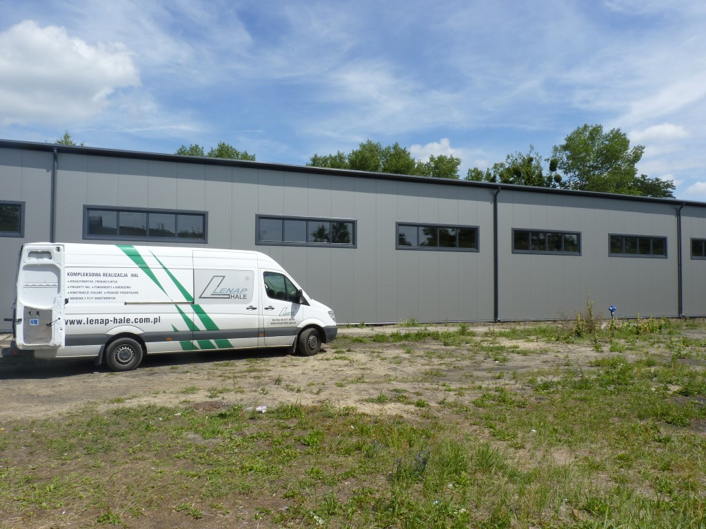 Wykonanie obudowy z płyt warstwowych oraz dachu spadkowego – Interkolor Jelcz-Laskowice